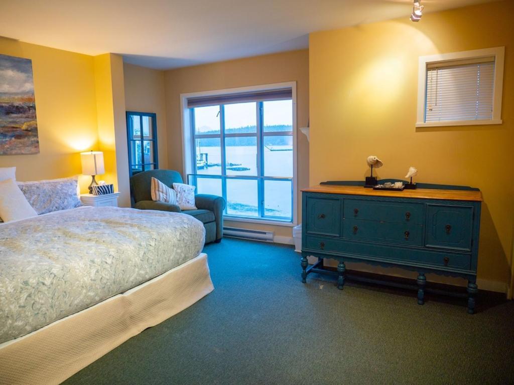 Waterfront View Of The Inlet, Short Walk To Town Apartment Тофино Екстериор снимка