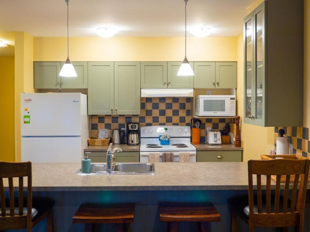 Waterfront View Of The Inlet, Short Walk To Town Apartment Тофино Екстериор снимка