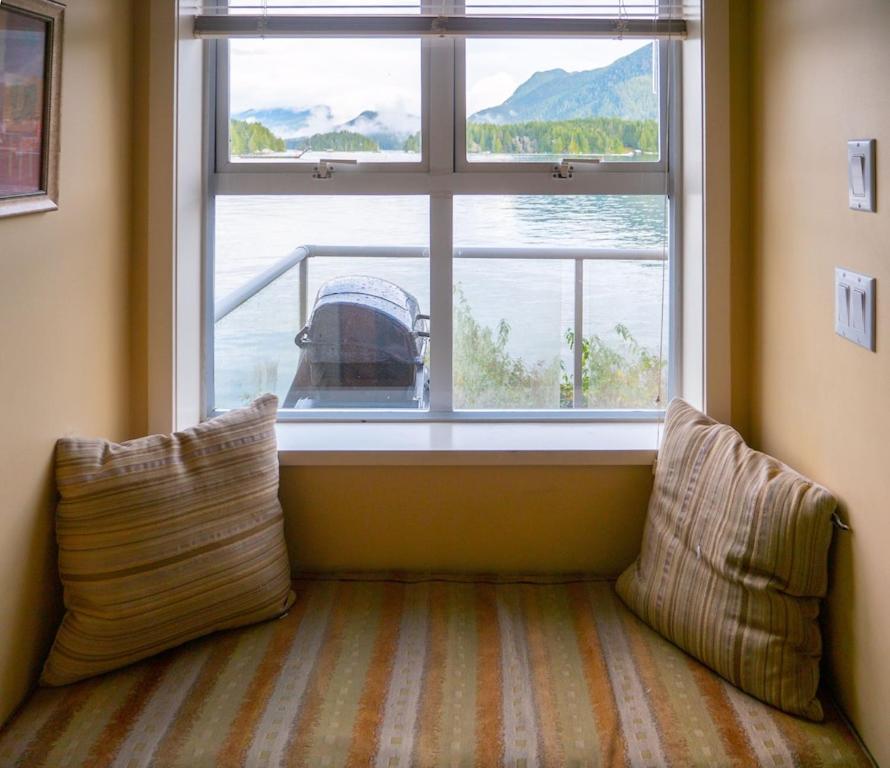 Waterfront View Of The Inlet, Short Walk To Town Apartment Тофино Екстериор снимка